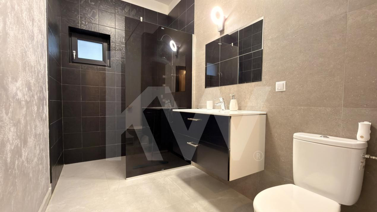 Apartament la parter cu curte privată, terase și două locuri de parcare