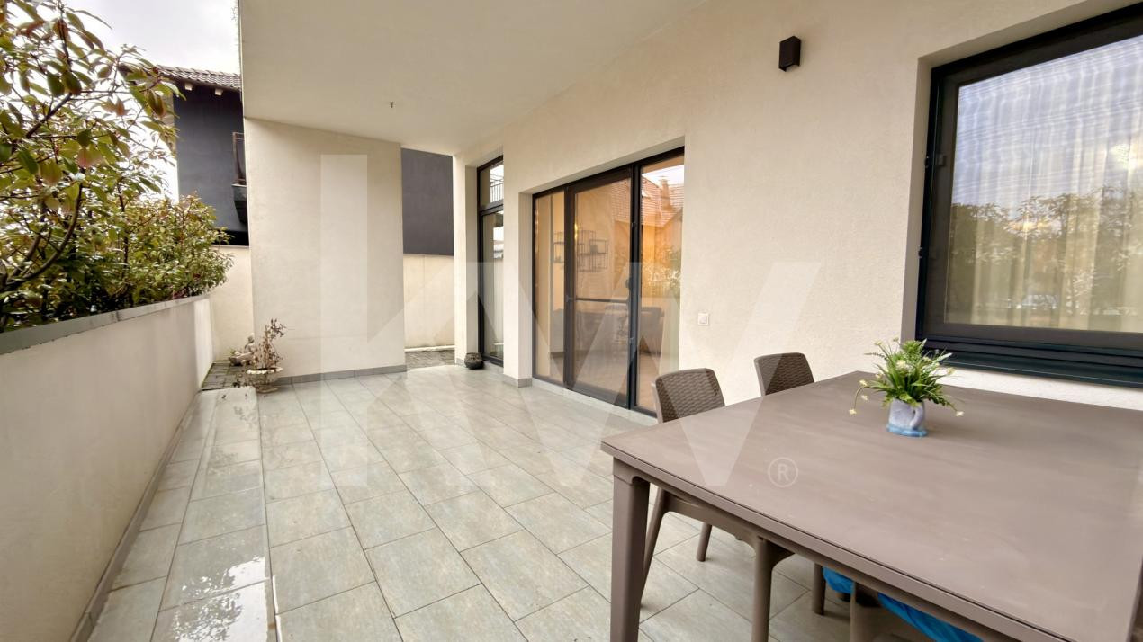 Apartament la parter cu curte privată, terase și două locuri de parcare