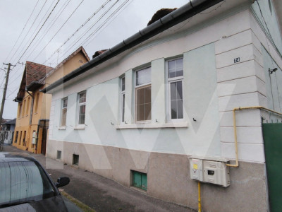 Casă de vanzare  cu 4 camere și pivniță, str. Teilor – Sibiu