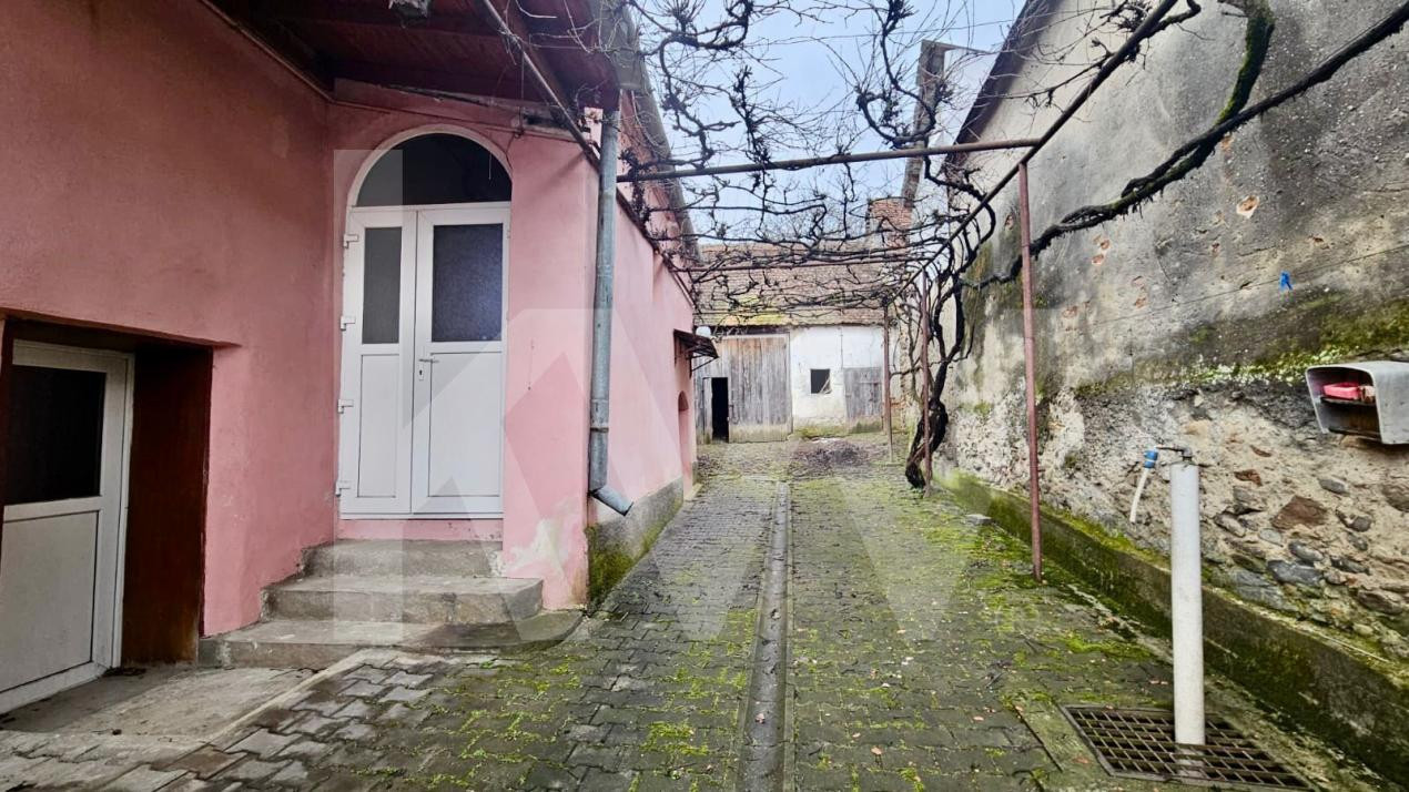 Tradiție și potențial: casă cu șură, utilități complete, Turnu Roșu