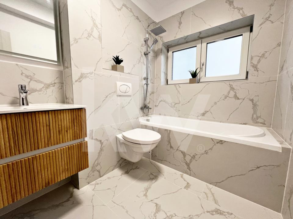 De închiriat apartament 2 camere complet mobilat si utilat. Terasă mare. 