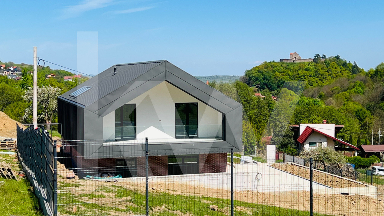 Casă arhitectură modernă cu panoramă spre Munții Făgăraș și Cetatea Cisnădioara 