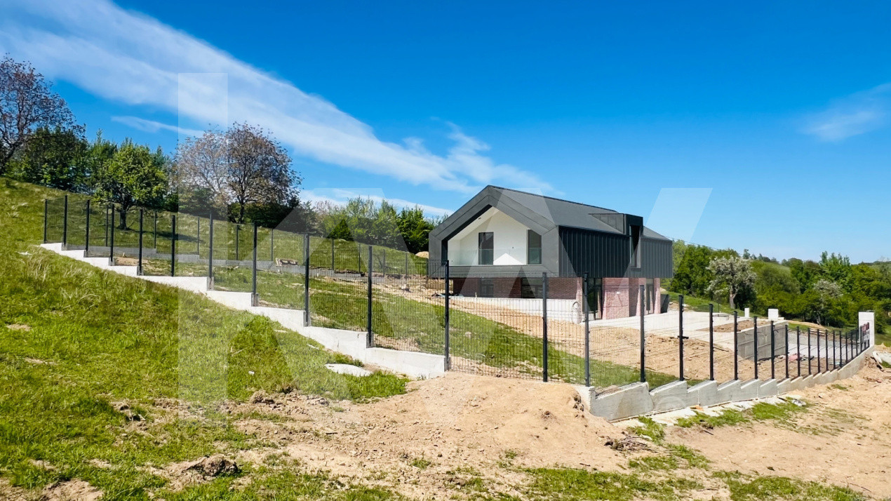 Casă arhitectură modernă cu panoramă spre Munții Făgăraș și Cetatea Cisnădioara 
