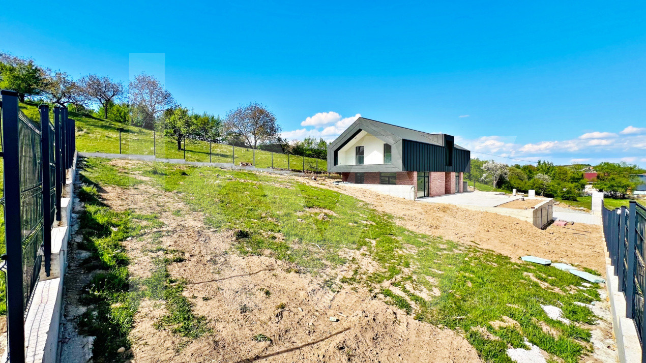 Casă arhitectură modernă cu panoramă spre Munții Făgăraș și Cetatea Cisnădioara 