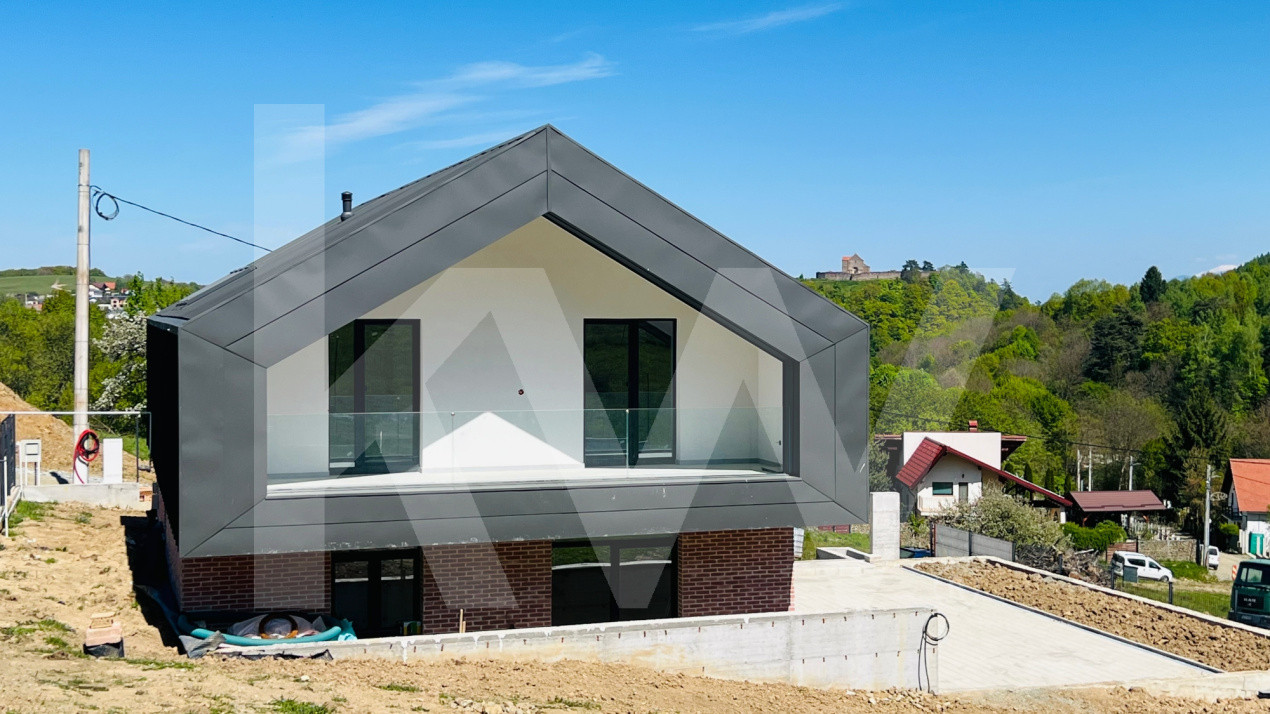 Casă arhitectură modernă cu panoramă spre Munții Făgăraș și Cetatea Cisnădioara 