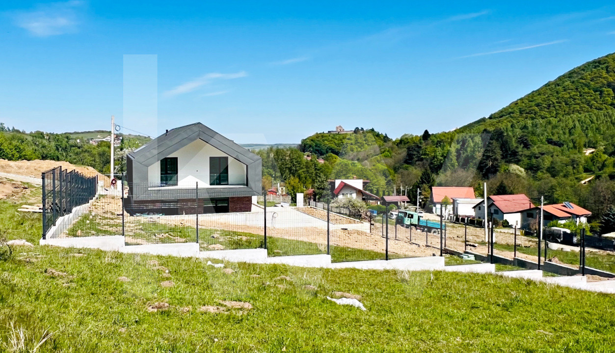 Casă arhitectură modernă cu panoramă spre Munții Făgăraș și Cetatea Cisnădioara 