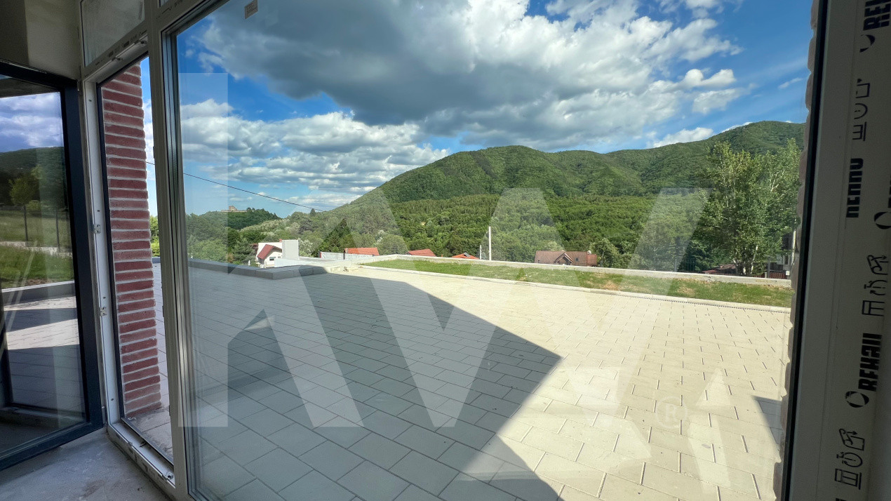 Casă arhitectură modernă cu panoramă spre Munții Făgăraș și Cetatea Cisnădioara 