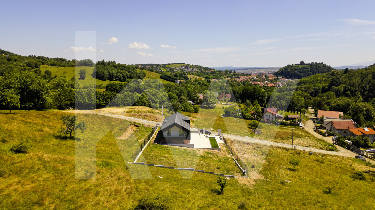 Casă arhitectură modernă cu panoramă spre Munții Făgăraș și Cetatea Cisnădioara 