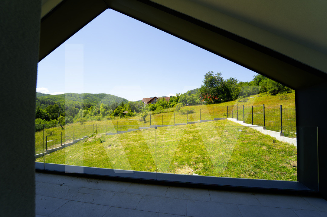 Casă arhitectură modernă cu panoramă spre Munții Făgăraș și Cetatea Cisnădioara 