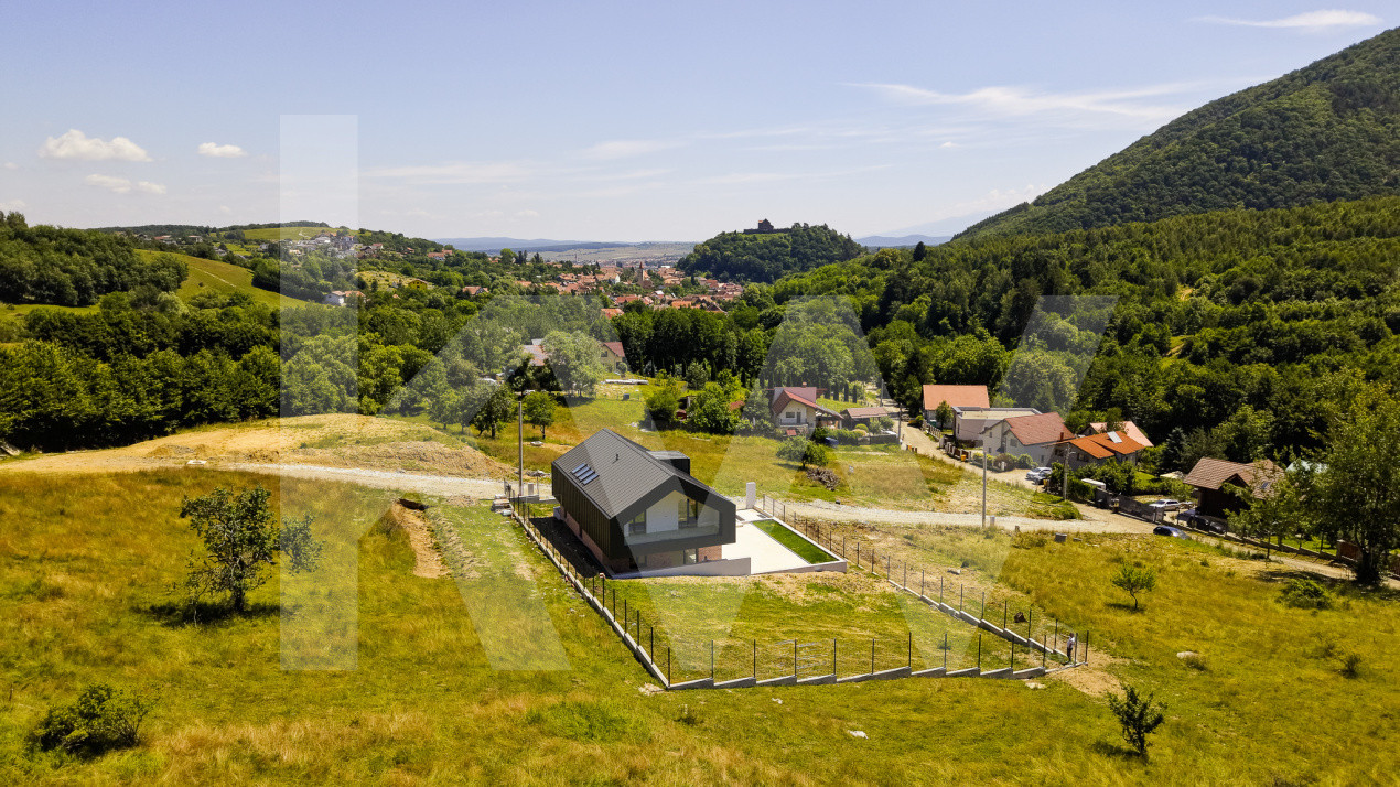 Casă arhitectură modernă cu panoramă spre Munții Făgăraș și Cetatea Cisnădioara 