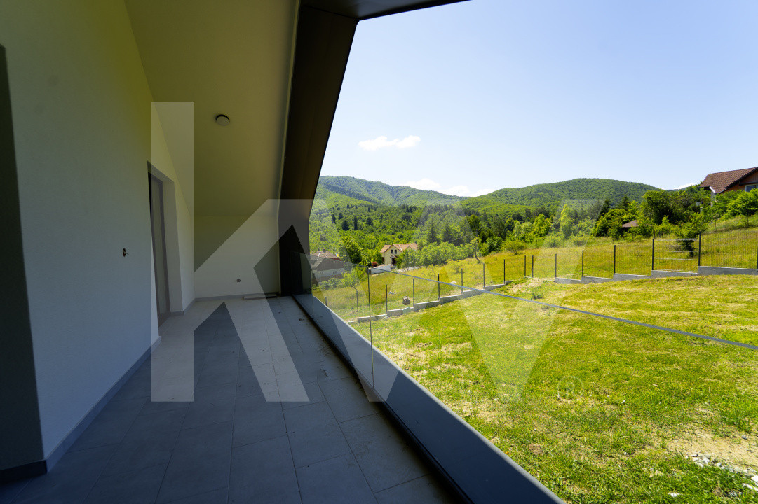 Casă arhitectură modernă cu panoramă spre Munții Făgăraș și Cetatea Cisnădioara 