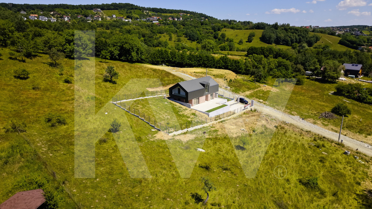 Casă arhitectură modernă cu panoramă spre Munții Făgăraș și Cetatea Cisnădioara 