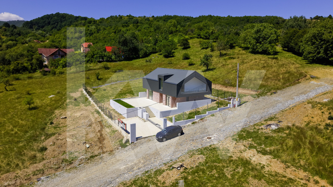 Casă arhitectură modernă cu panoramă spre Munții Făgăraș și Cetatea Cisnădioara 