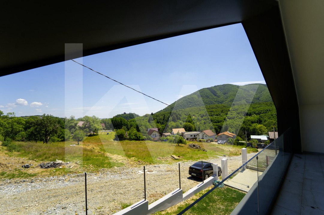 Casă arhitectură modernă cu panoramă spre Munții Făgăraș și Cetatea Cisnădioara 