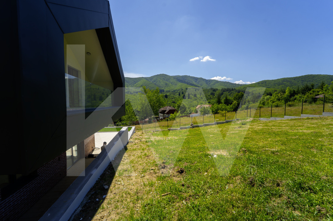 Casă arhitectură modernă cu panoramă spre Munții Făgăraș și Cetatea Cisnădioara 