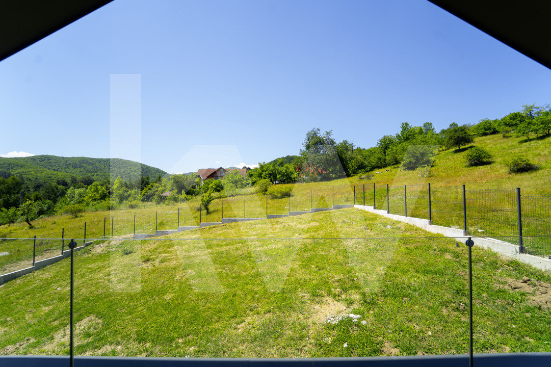 Casă arhitectură modernă cu panoramă spre Munții Făgăraș și Cetatea Cisnădioara 