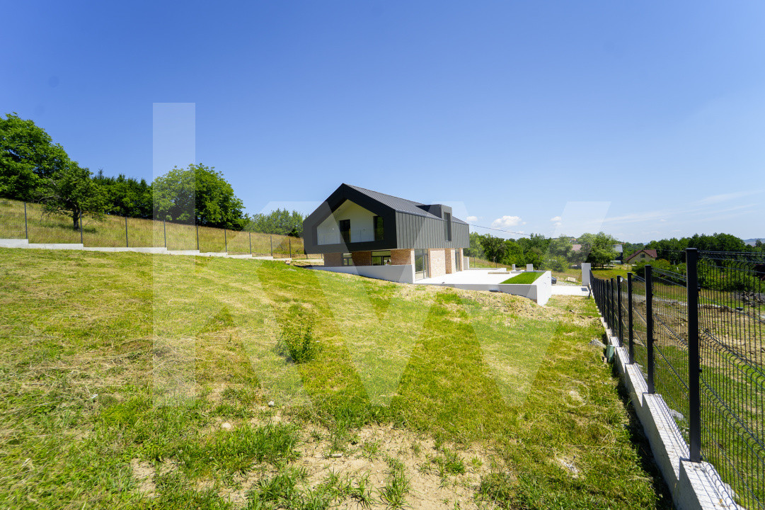 Casă arhitectură modernă cu panoramă spre Munții Făgăraș și Cetatea Cisnădioara 