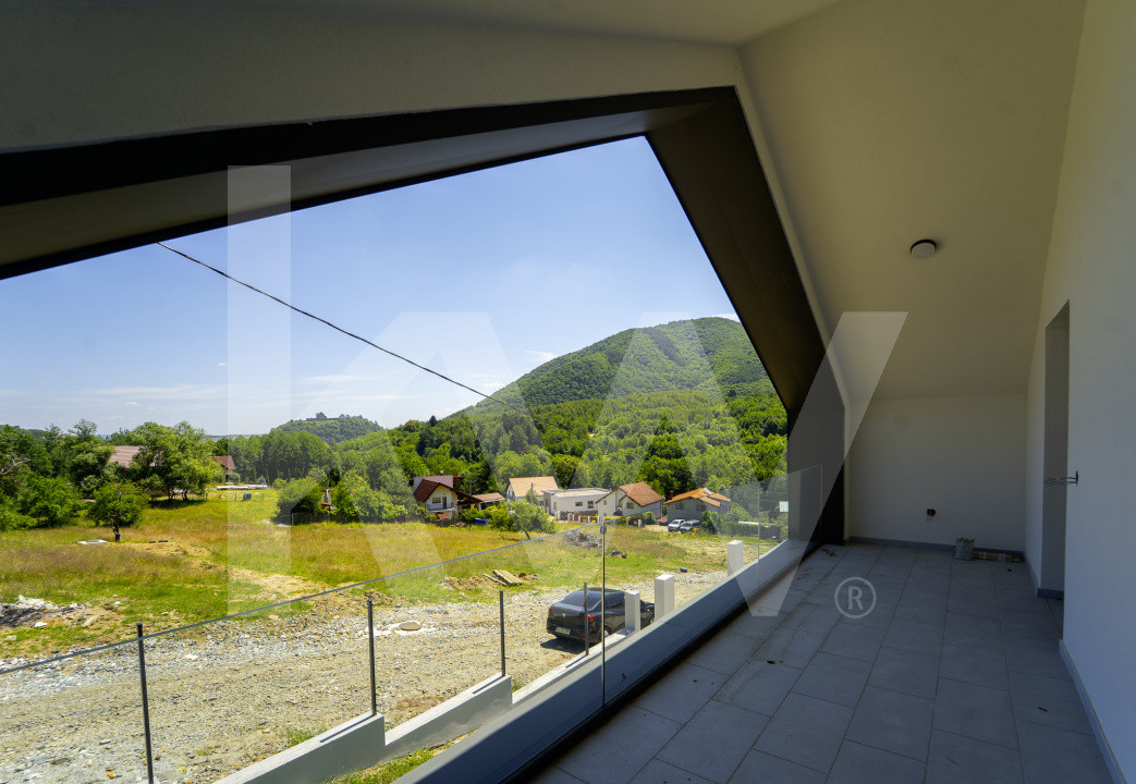 Casă arhitectură modernă cu panoramă spre Munții Făgăraș și Cetatea Cisnădioara 