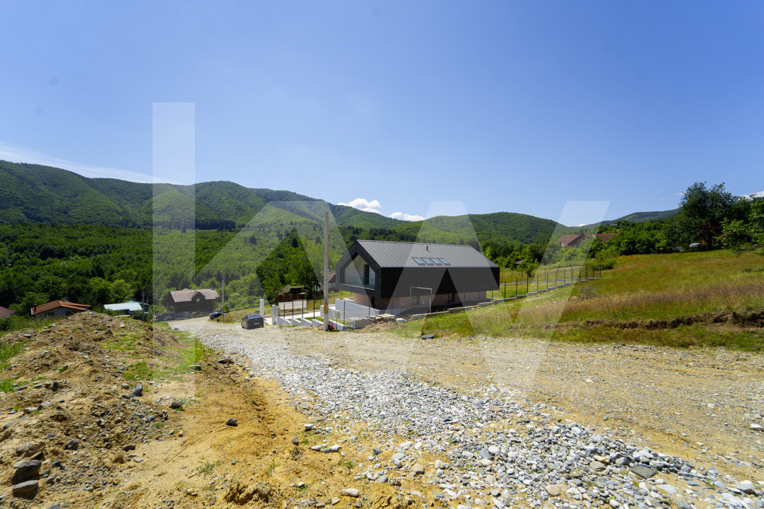 Casă arhitectură modernă cu panoramă spre Munții Făgăraș și Cetatea Cisnădioara 