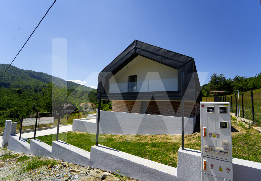 Casă arhitectură modernă cu panoramă spre Munții Făgăraș și Cetatea Cisnădioara 