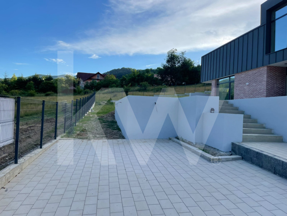 Casă arhitectură modernă cu panoramă spre Munții Făgăraș și Cetatea Cisnădioara 
