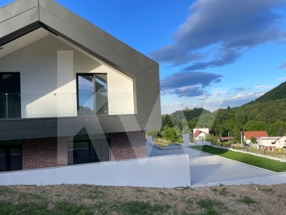Casă arhitectură modernă cu panoramă spre Munții Făgăraș și Cetatea Cisnădioara 