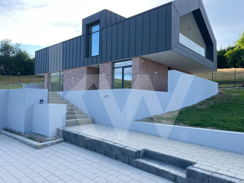 Casă arhitectură modernă cu panoramă spre Munții Făgăraș și Cetatea Cisnădioara 