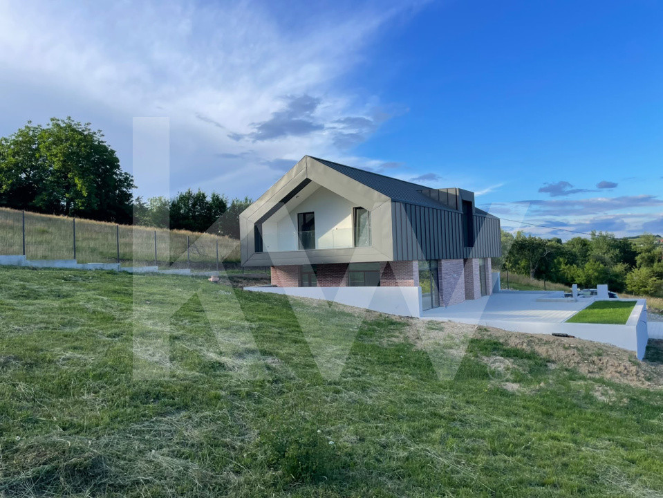 Casă arhitectură modernă cu panoramă spre Munții Făgăraș și Cetatea Cisnădioara 