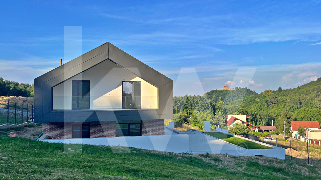 Casă arhitectură modernă cu panoramă spre Munții Făgăraș și Cetatea Cisnădioara 