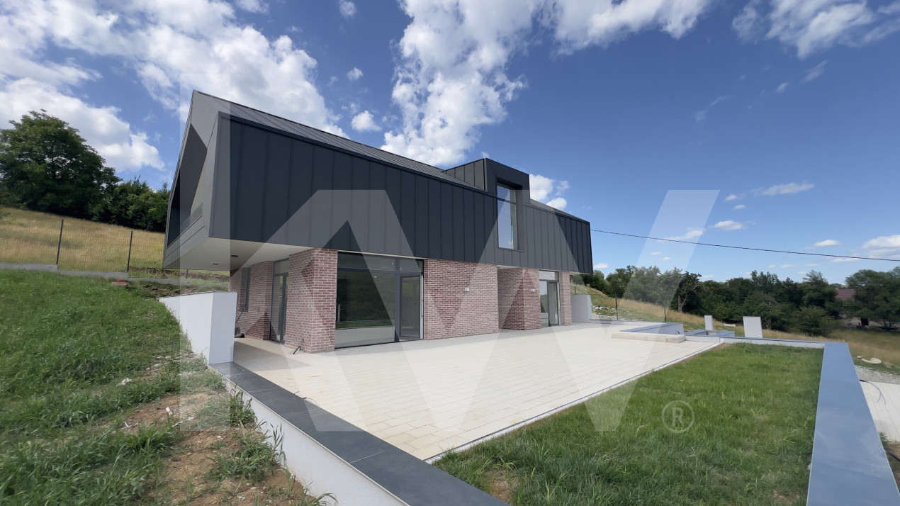 Casă arhitectură modernă cu panoramă spre Munții Făgăraș și Cetatea Cisnădioara 