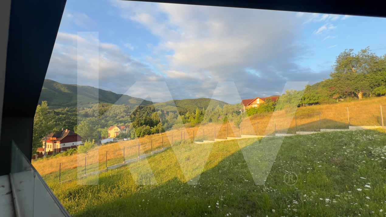 Casă arhitectură modernă cu panoramă spre Munții Făgăraș și Cetatea Cisnădioara 