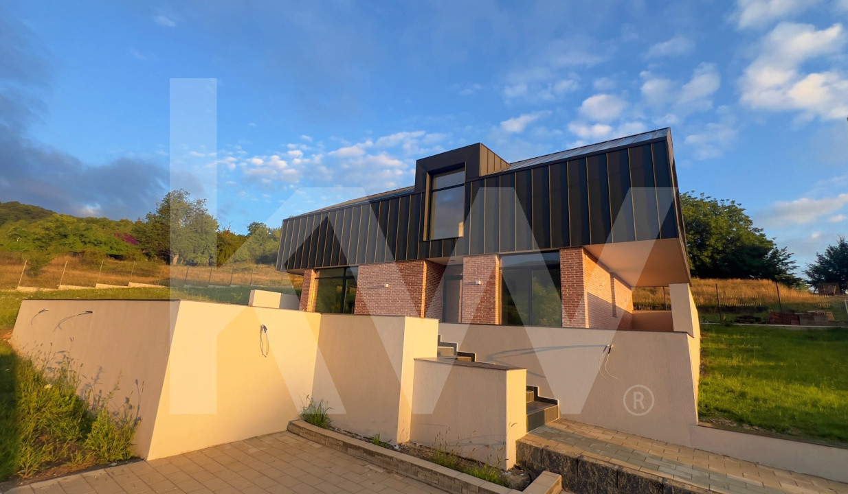 Casă arhitectură modernă cu panoramă spre Munții Făgăraș și Cetatea Cisnădioara 