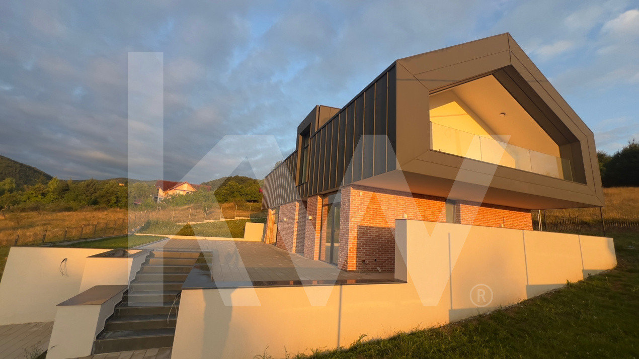 Casă arhitectură modernă cu panoramă spre Munții Făgăraș și Cetatea Cisnădioara 