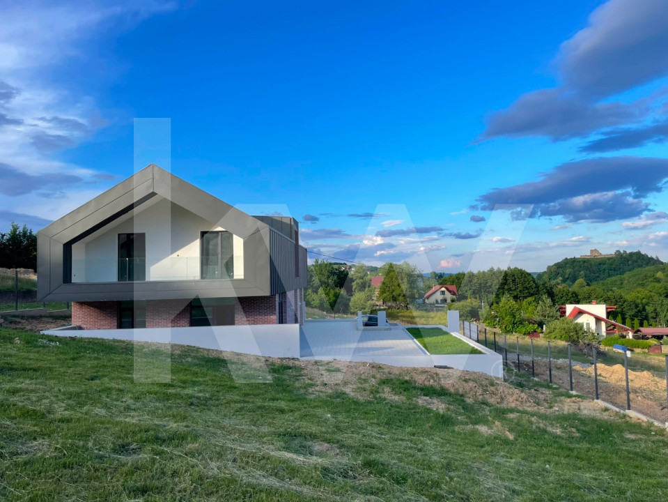 Casă arhitectură modernă cu panoramă spre Munții Făgăraș și Cetatea Cisnădioara 