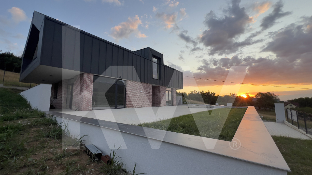 Casă arhitectură modernă cu panoramă spre Munții Făgăraș și Cetatea Cisnădioara 