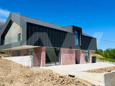Casă arhitectură modernă cu panoramă spre Munții Făgăraș și Cetatea Cisnădioara 