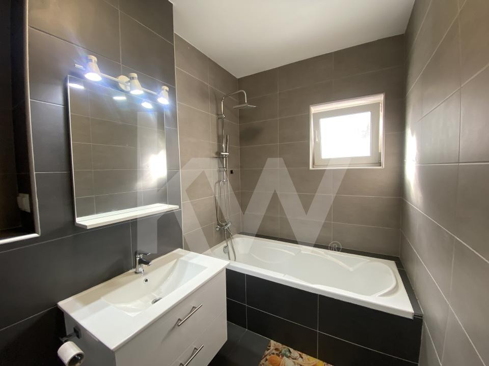 Apartament modert si spatios 3 camere de inchiriat cu balcon - terasa