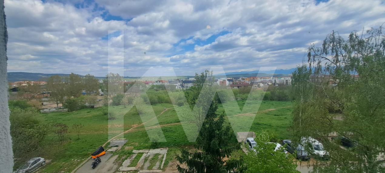 Apartament 2 camere , decomandate , bucatarie separata , balcon logie