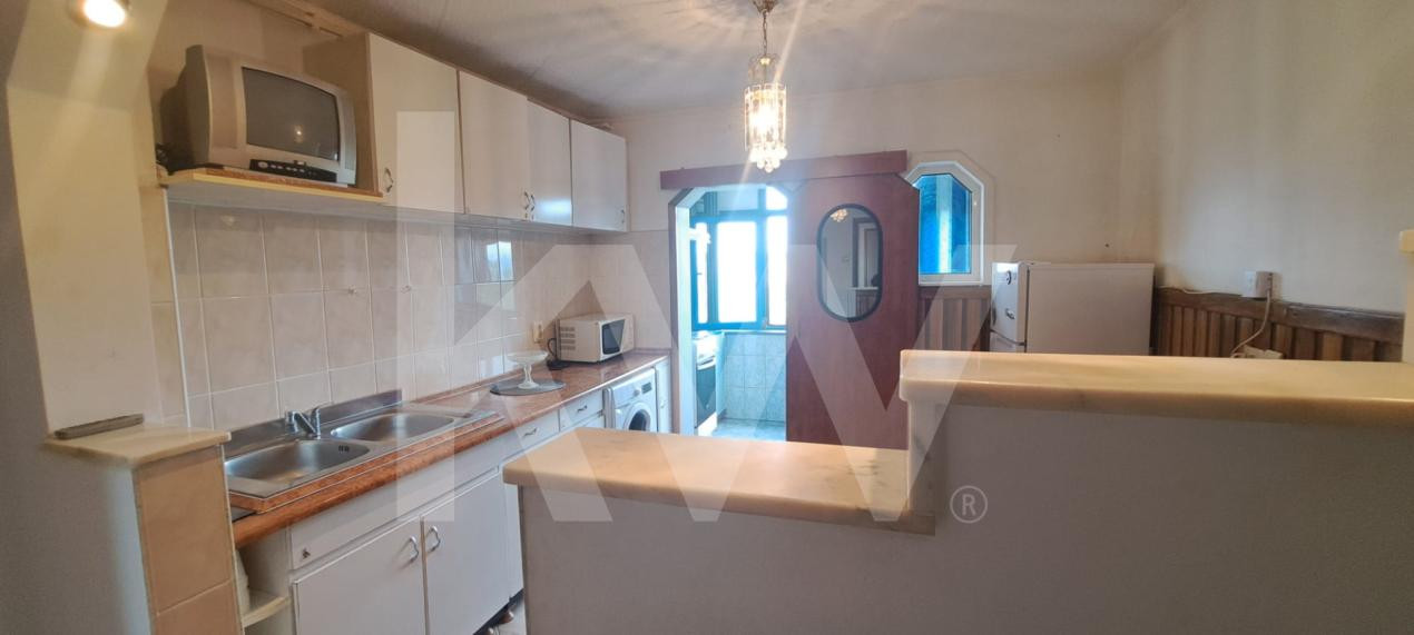 Apartament 2 camere , decomandate , bucatarie separata , balcon logie