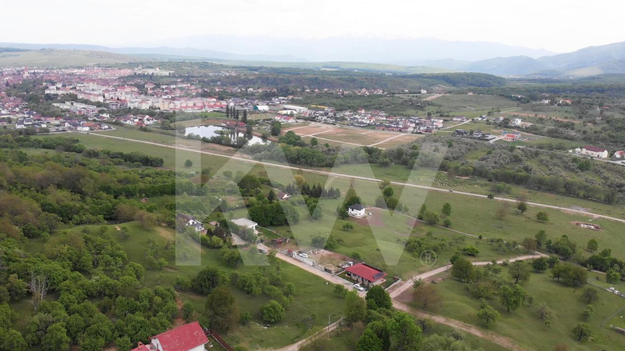 Teren intraviln în Cisnădioara –  Panoramă  spre Cetate si muntii Fagaras
