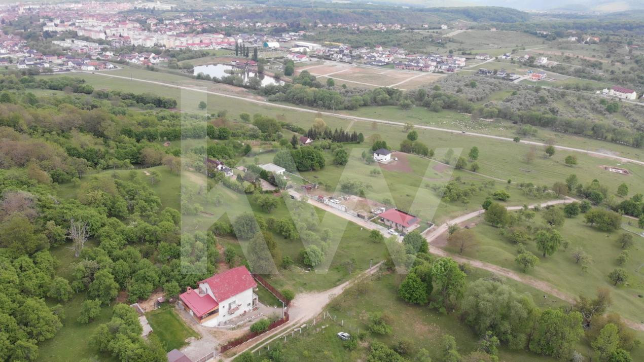 Teren intraviln în Cisnădioara –  Panoramă  spre Cetate si muntii Fagaras