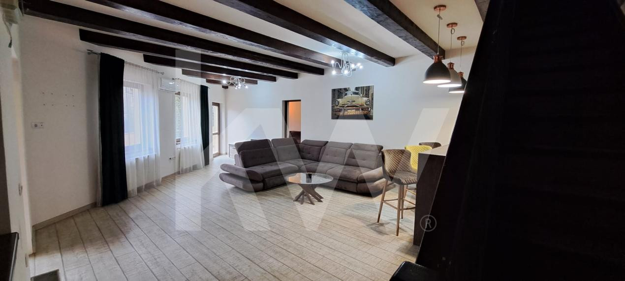 Apartament 3 camere, pe doua niveluri ,ultracentral, curte si loc de parcare