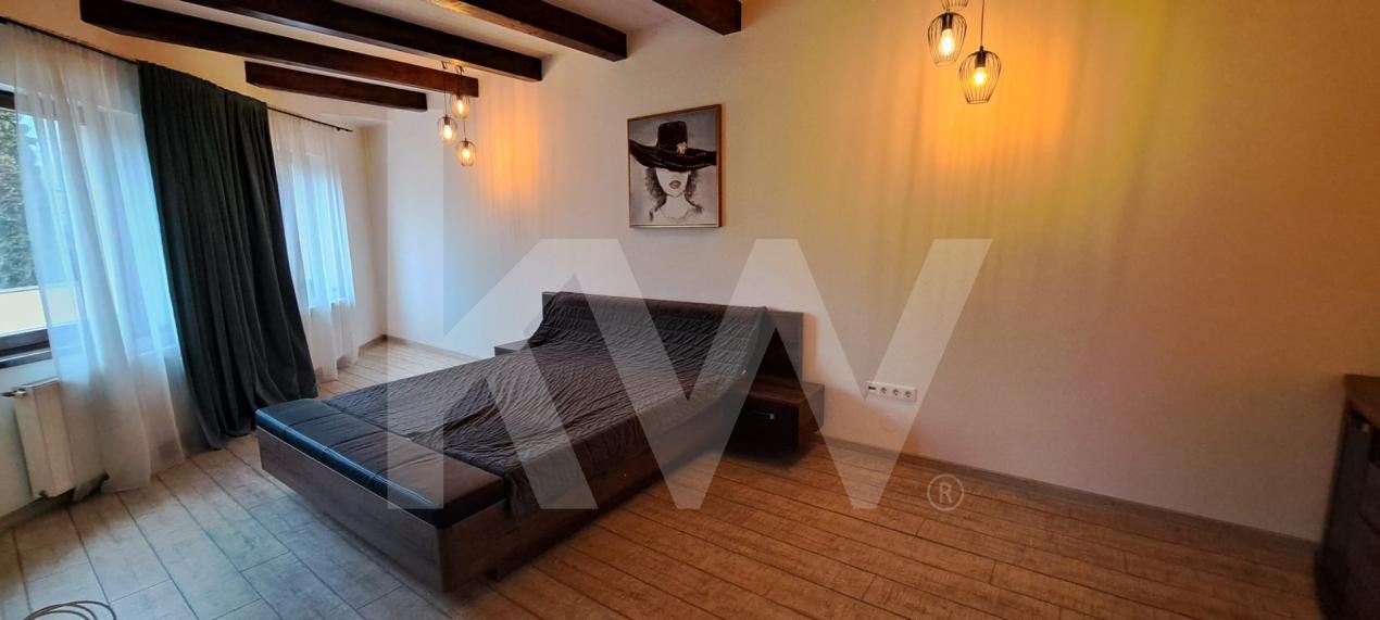 Apartament 3 camere, pe doua niveluri ,ultracentral, curte si loc de parcare