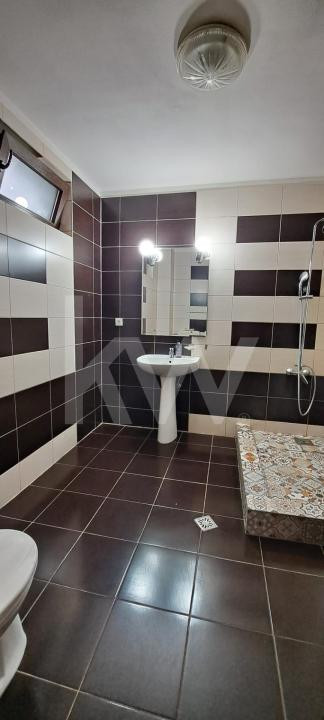 Apartament 3 camere, pe doua niveluri ,ultracentral, curte si loc de parcare