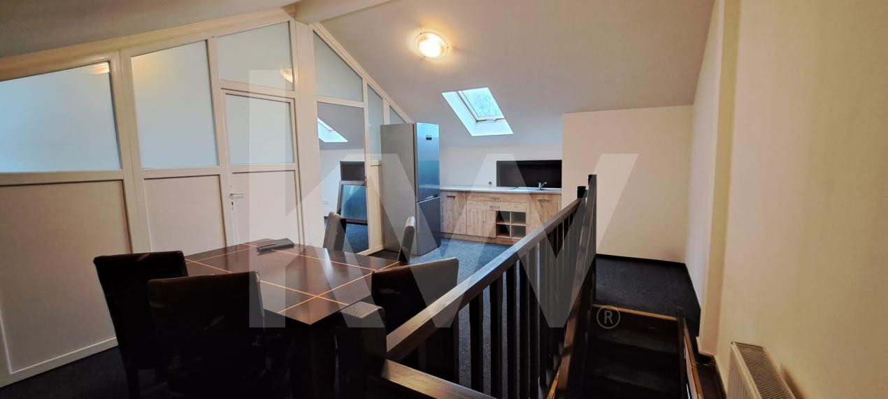 Apartament 3 camere, pe doua niveluri ,ultracentral, curte si loc de parcare