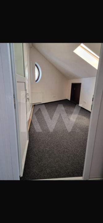 Apartament 3 camere, pe doua niveluri ,ultracentral, curte si loc de parcare