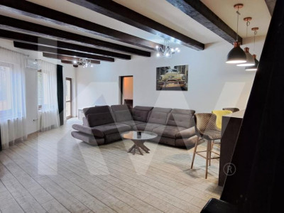 Apartament 3 camere, pe doua niveluri ,ultracentral, curte si loc de parcare