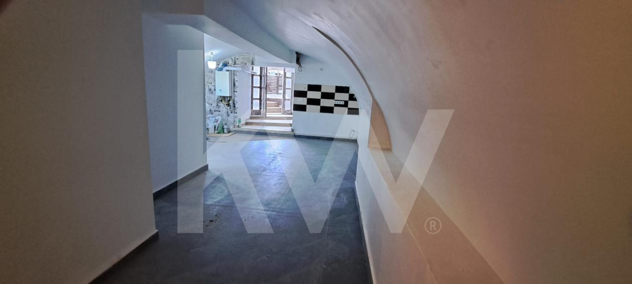 Spatiu comercial ultracentral, curte si loc de parcare