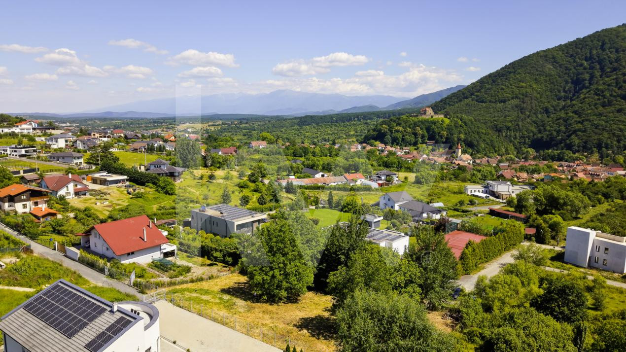 Teren 1340 mp în Cisnădioara – Cu Vedere la Cetatea Medievală și Munții Făgăraș 