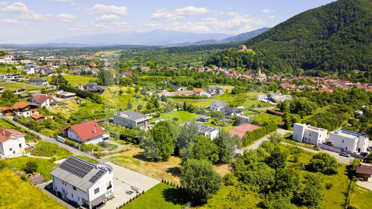 Teren 1340 mp în Cisnădioara – Cu Vedere la Cetatea Medievală și Munții Făgăraș 